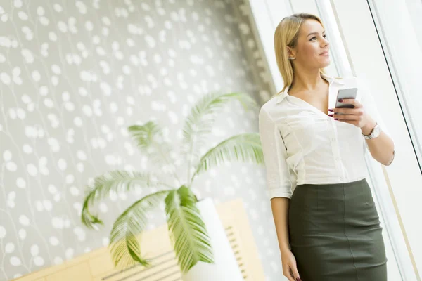 Mujer rubia en la oficina —  Fotos de Stock