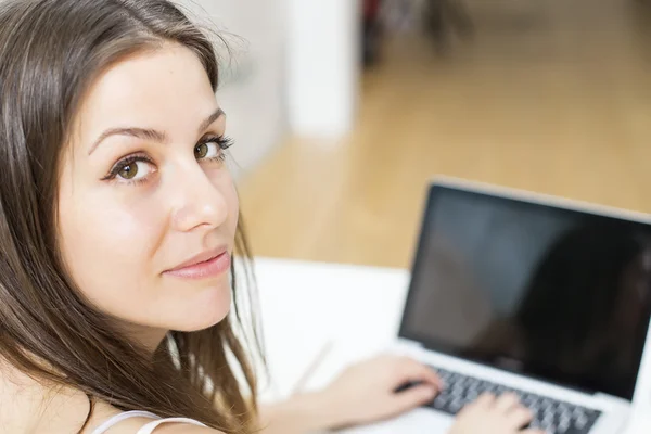 Jonge vrouw in het kantoor — Stockfoto