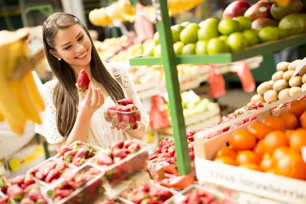 Young woman on the market — Stock Photo, Image