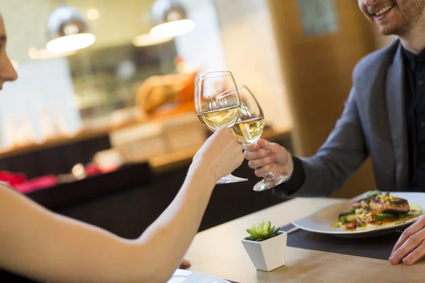 Cena romántica en restaurante — Foto de Stock