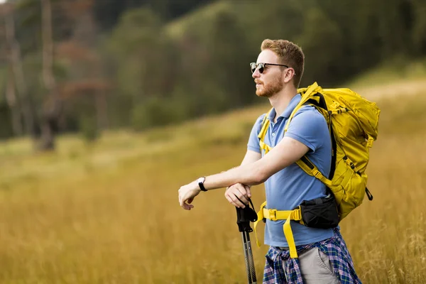 若い男のハイキング — ストック写真