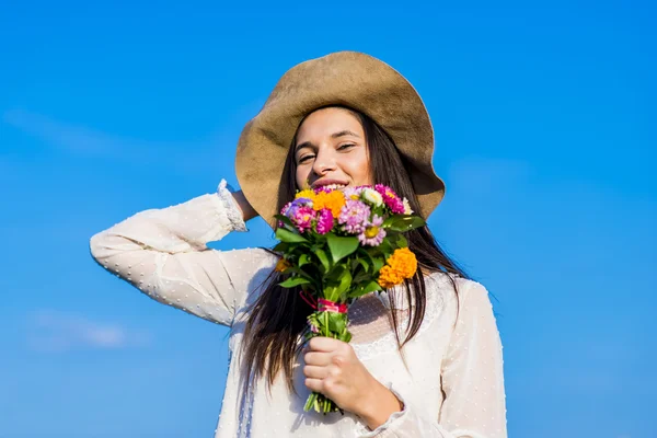 Giovane donna all'aperto — Foto Stock