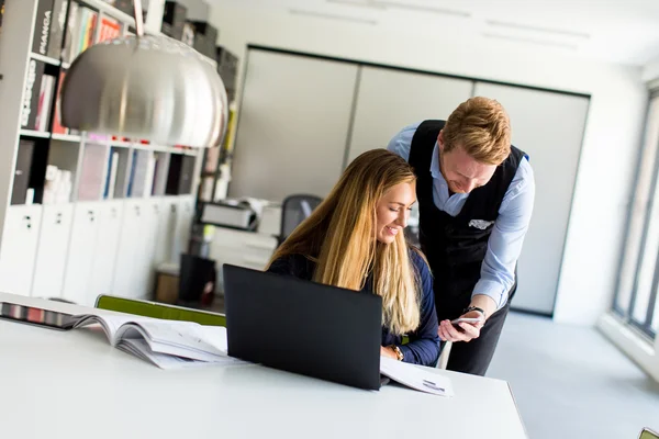 Pareja de negocios en oficina — Foto de Stock