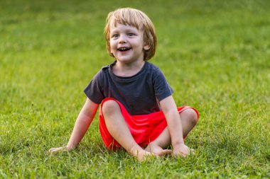 Çimenlerin üzerinde küçük çocuk