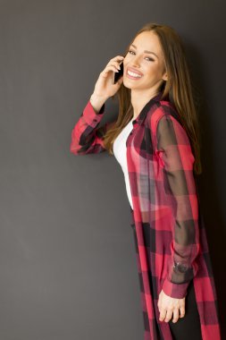 Genç kadın siyah duvar tarafından