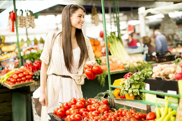 Jonge vrouw op de markt — Stockfoto