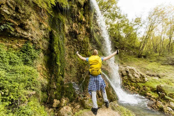 Genç adam Hiking — Stok fotoğraf