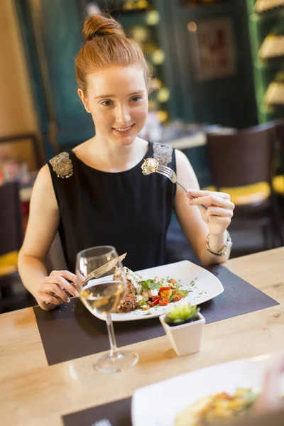 Mujer joven en el restaurante —  Fotos de Stock