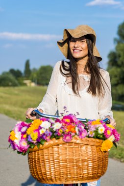 Genç kız bir bisiklet ile gidiyor