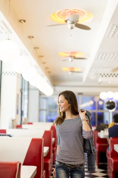 Mujer en la cafetería — Foto de Stock