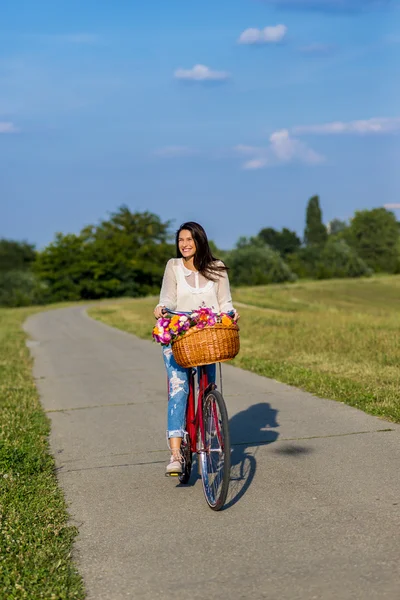 Jong meisje rijdt een fiets — Stockfoto