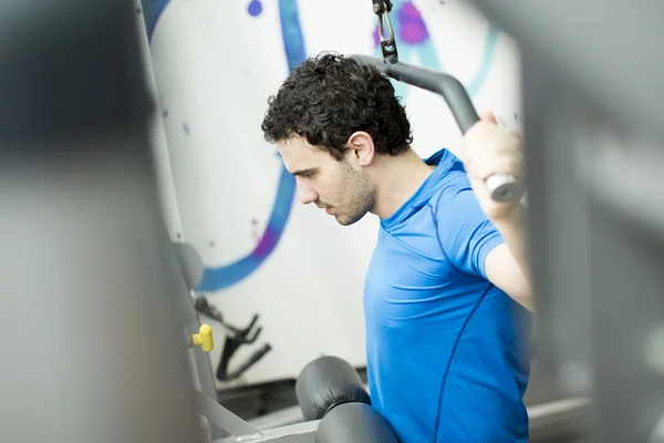 Jongeman in de sportschool — Stockfoto