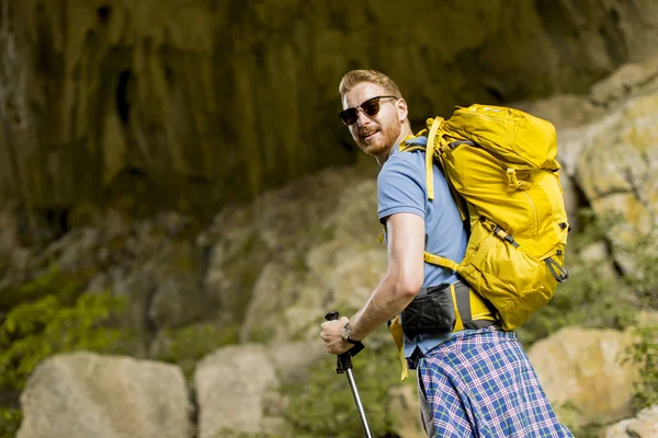 若い男のハイキング — ストック写真