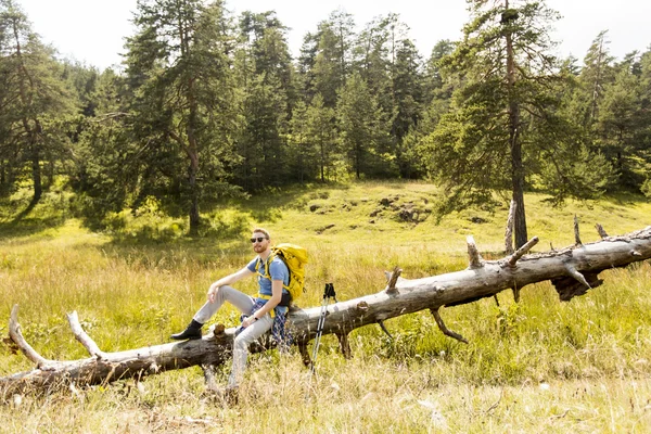 Junger Mann wandert — Stockfoto