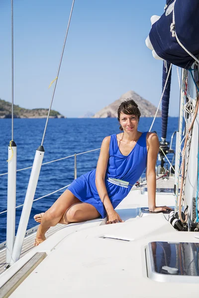 Young woman on sailboat — Stock Photo, Image