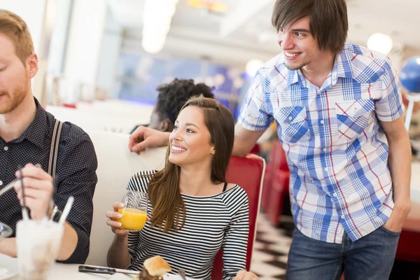 Friends eating in diner — Stock Photo, Image