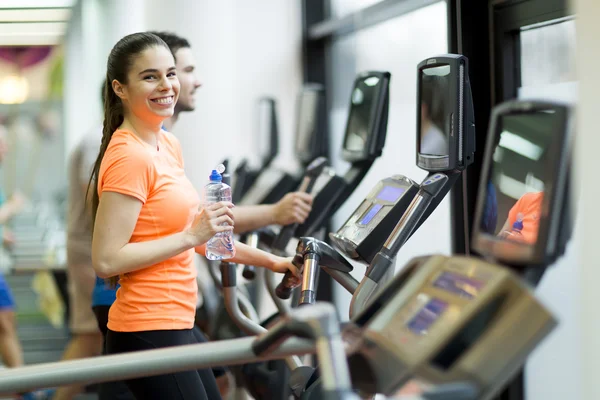 Ungdomar i gymmet — Stockfoto