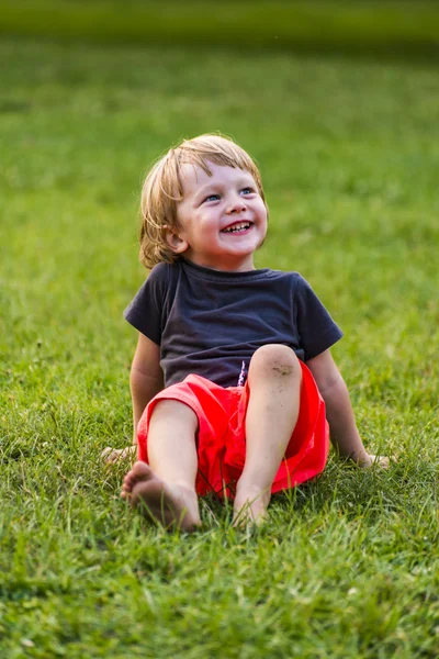 Pequeño niño en la hierba — Foto de Stock