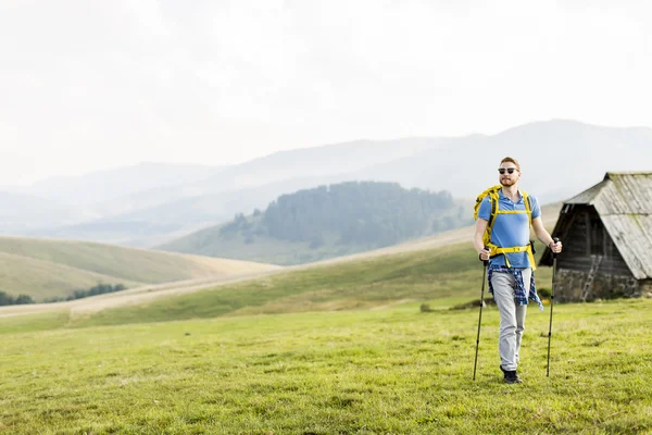 Genç adam Hiking — Stok fotoğraf