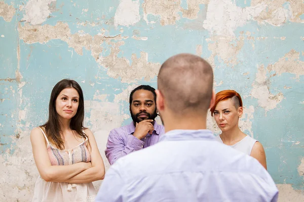 Les jeunes dans le bureau — Photo