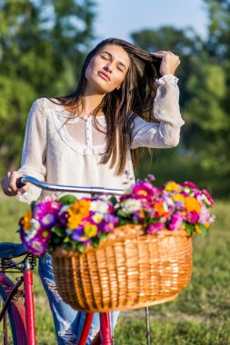 genç kız bir bisiklet ile