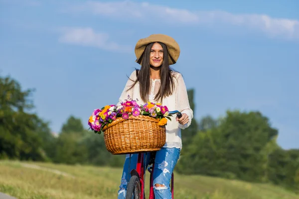 Menina jovem monta uma bicicleta — Fotografia de Stock