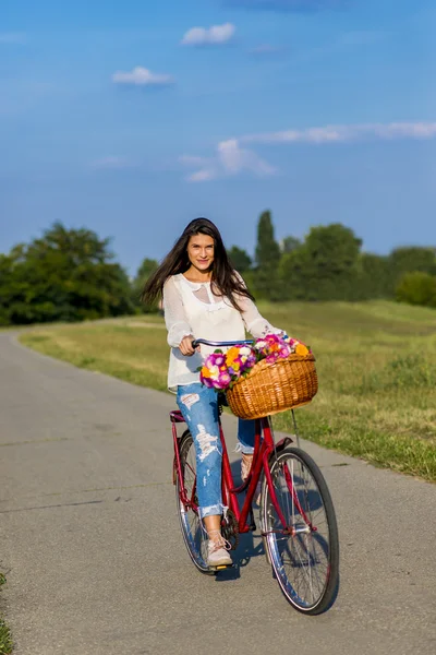 Młoda dziewczyna jeździ rowerem — Zdjęcie stockowe