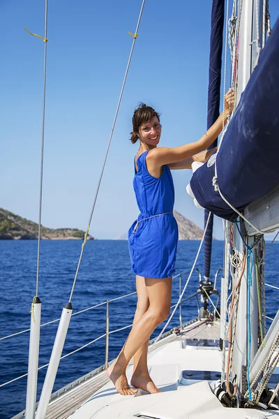 Jonge vrouw op zeilboot — Stockfoto