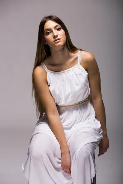 白いドレスの若い女性 — ストック写真