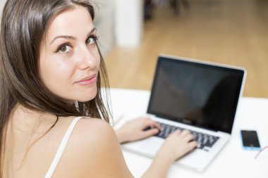 Ofisteki genç bayan.