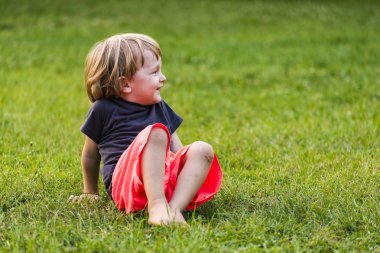 Çimenlerin üzerinde küçük çocuk