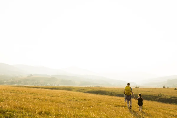 Pai e filha caminhadas — Fotografia de Stock