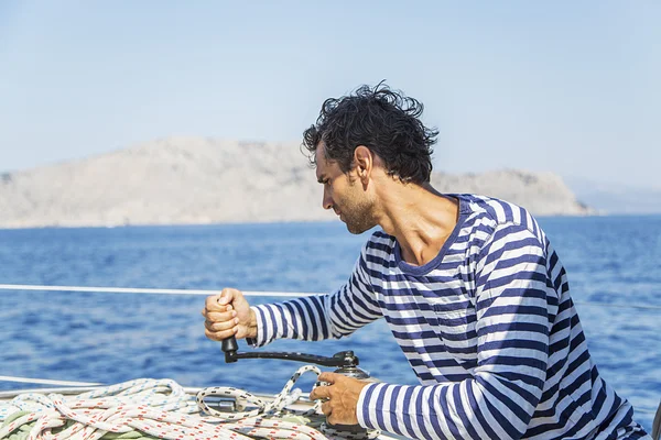 Man in actie van het touw trekken — Stockfoto