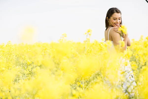 Jeune femme dans le champ de printemps — Photo