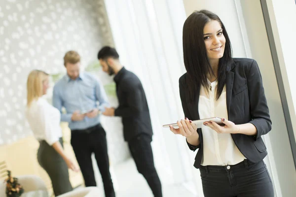 Mujer joven con tableta — Foto de Stock