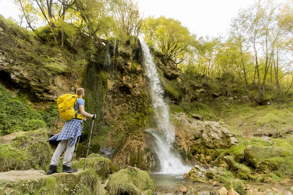 Jonge man wandelen — Stockfoto