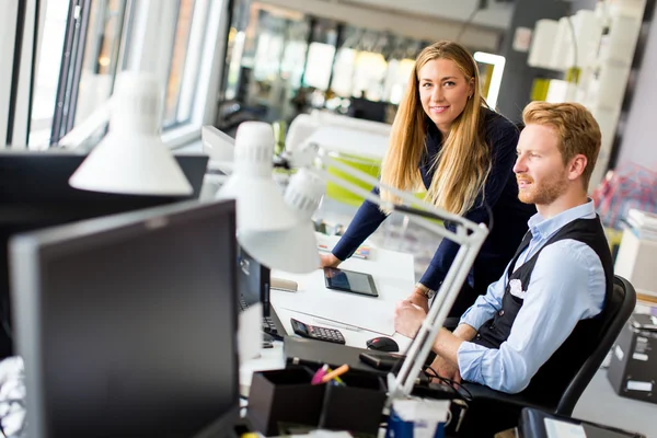 Jonge zakenlui in de kamer — Stockfoto