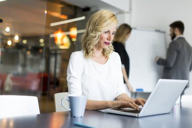 dizüstü bilgisayarda çalışan kadın