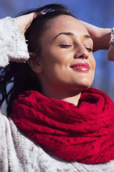 Mujer joven en el parque — Foto de Stock