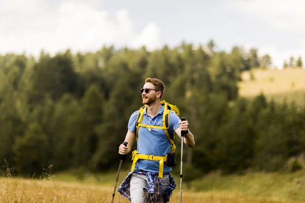 Jonge man wandelen — Stockfoto