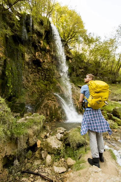 Genç adam Hiking — Stok fotoğraf