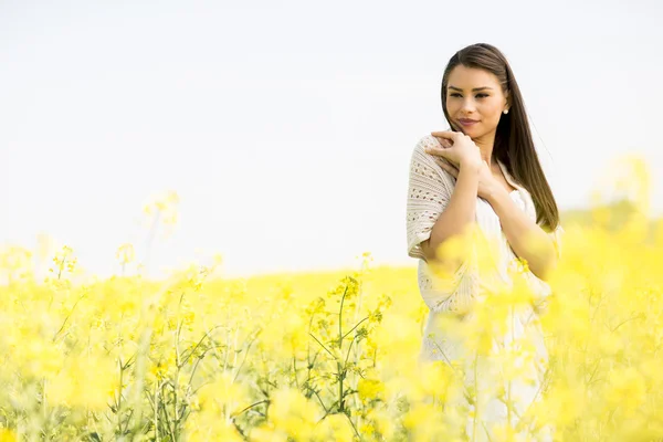 Молода жінка на весняному полі — стокове фото