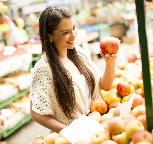 Jonge vrouw op de markt — Stockfoto