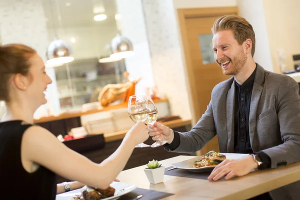 Cena romántica en restaurante — Foto de Stock