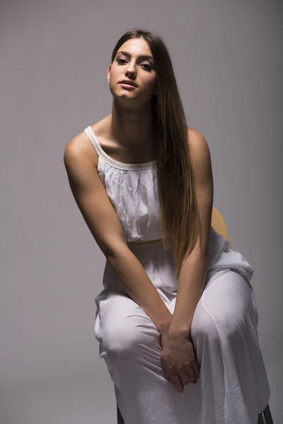 白いドレスの若い女性 — ストック写真
