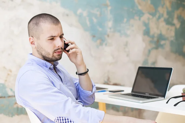 Ung man med mobiltelefon — Stockfoto