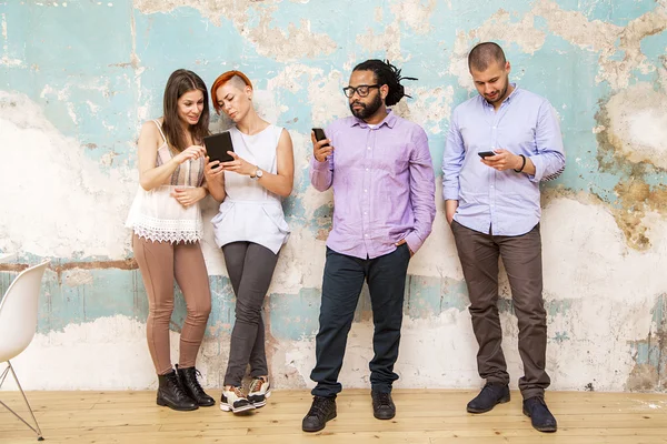 Jóvenes que usan dispositivos — Foto de Stock