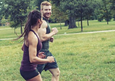 genç bir çift koşu 