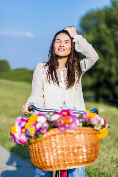 Jong meisje rijdt een fiets — Stockfoto