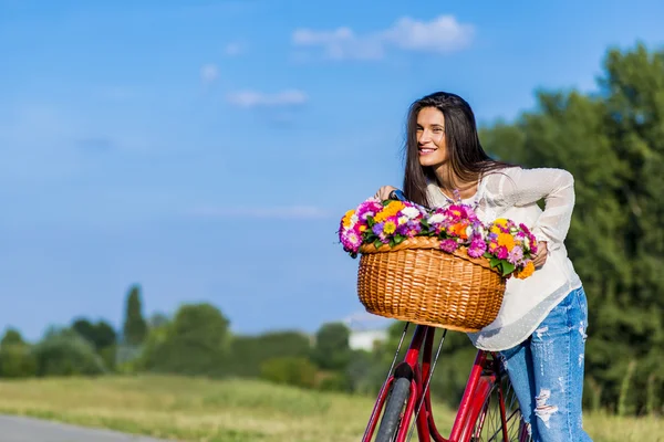 Jeune fille avec un vélo — Photo